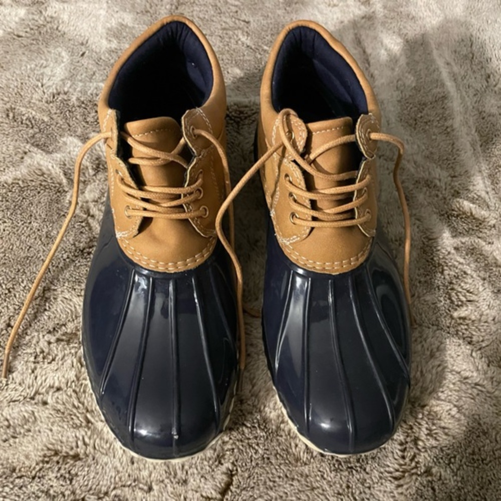 Tommy Hilfiger women's navy &‎ tan duck boots size 8.